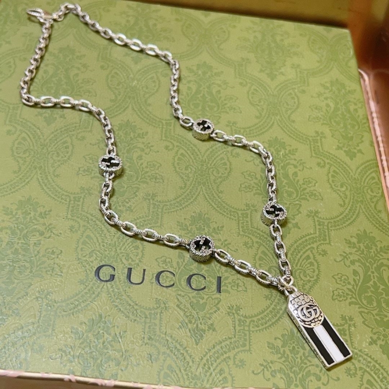 G*u*i necklaces